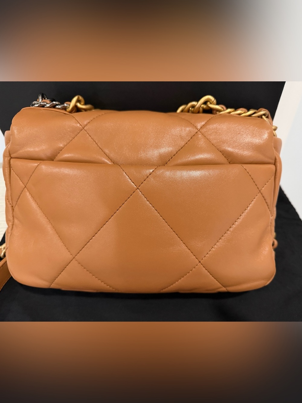 CHANEL Medium 19 Flap Bag - Picture 4 of 10